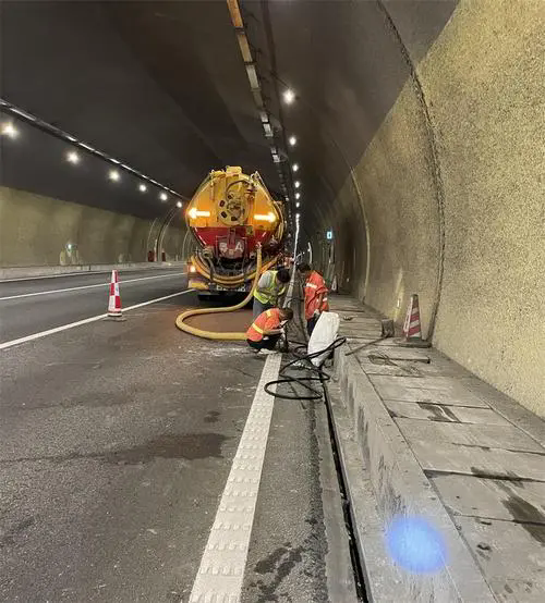 洛阳隧道排水渠清淤